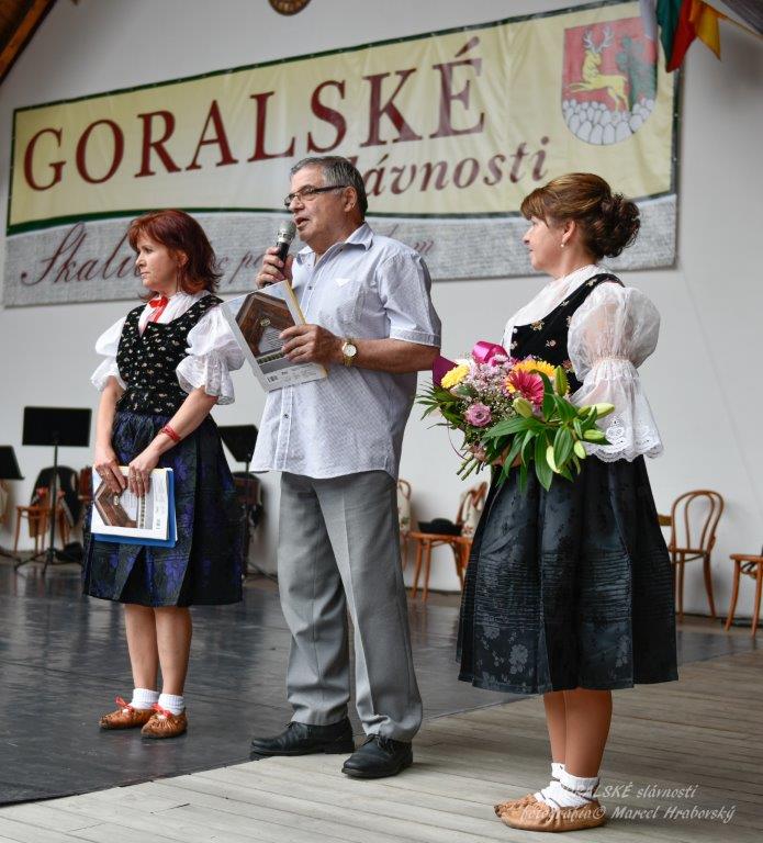 Predstavenie Pamätnice 25 rokov GS autor Pavol Laš a starostka obce Andrea Šimurdová