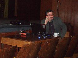Vážený hosť seminára prof. PaedDr. Bernard Garaj počas svojej prednášky v Dome kultúry v Čadci