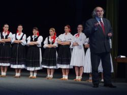 Pavla Kužmu si zas ťažko predstaviť bez krásnych dievčat, ktoré v folklórnom súbore Kelčovan vedie spoločne s manželkou Amáliou už neuveriteľných 35 rokov...