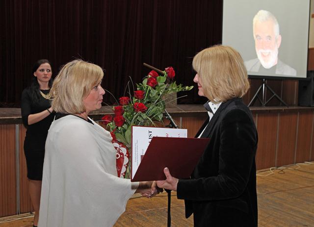 mgr._zuzana_kmeov_riaditeka_odboru_kultry_a_cestovnho_ruchu_radu_sk_odovzdva_ocenenie_in_memoriam_pre_olega_dlouhho_do_rk_jeho_manelky_viery_dlouhej.jpg