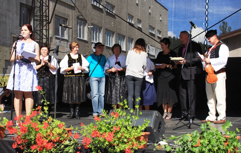 odovzdvanie_podkoviiek_primtor_p._golis_a_riaditeka_kass_p._bajkov.jpg odovzdvanie_podkoviiek_primtor_p._golis_a_riaditeka_kass_p._bajkov.jpg