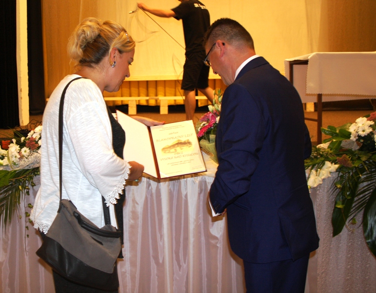 riaditeka_kks_v_adci__silvia_petrekov_a_starosta_obce_a._varecha.jpg