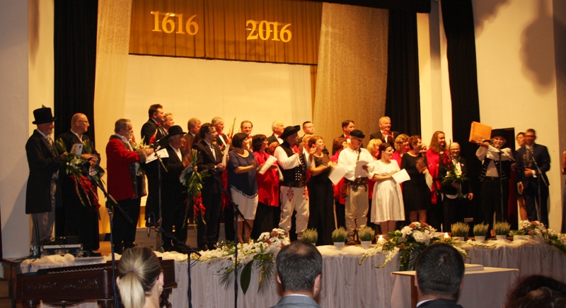 zstupcovia_divadelnkov_folkloristov_pavol_kuma_s_manelkou_amliou_starosta_obce_a._varecha.jpg