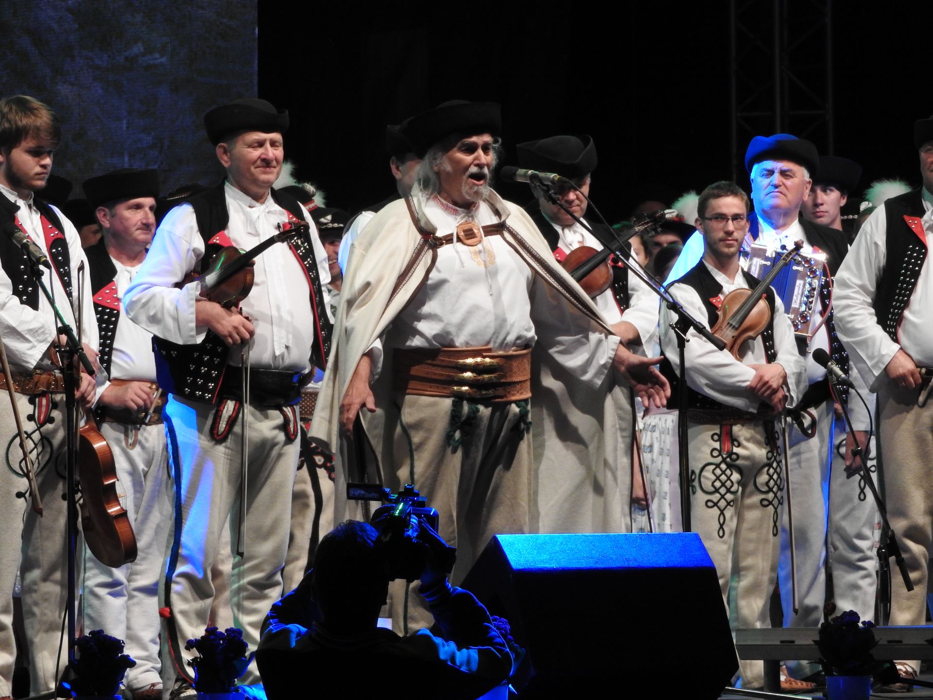 1 Autor dramaturg a režisér programu bard kysuckého folklóru Pavol Kuzma