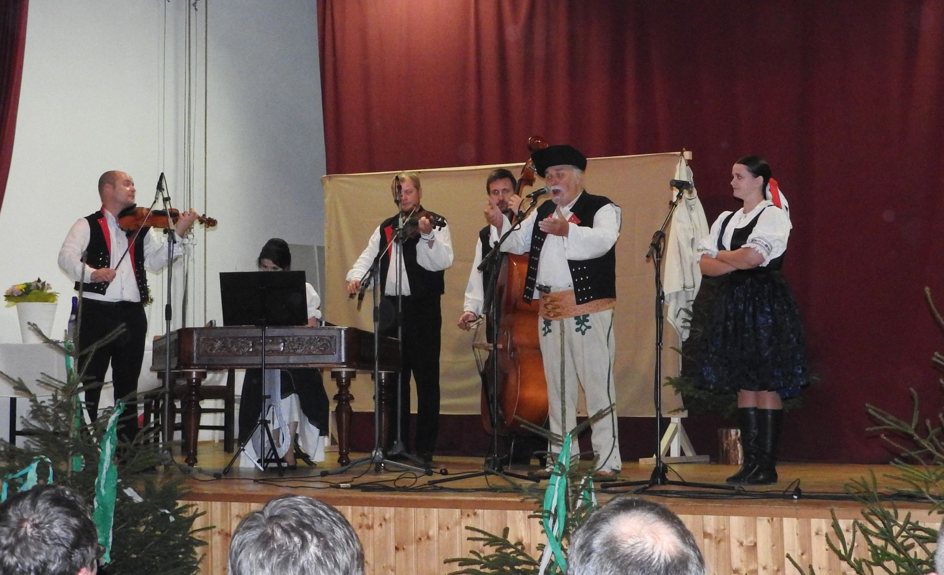 Cimbalová muzika z Čadca Pavol Kužba z Vyšného Kelčova a Zuzana Zuzčáková Gacíková z Krásna nad Kysucou