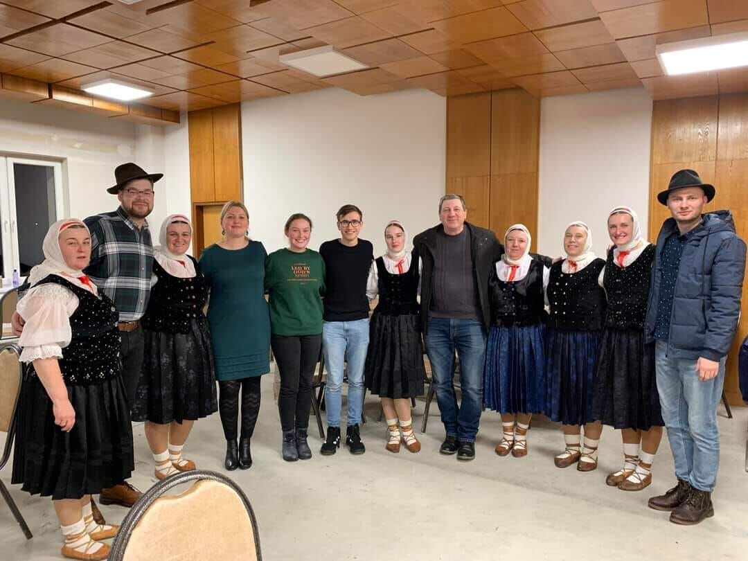 Spoločná foto súťažiacich a Mária Čanecká z KKS v Čadci. 2