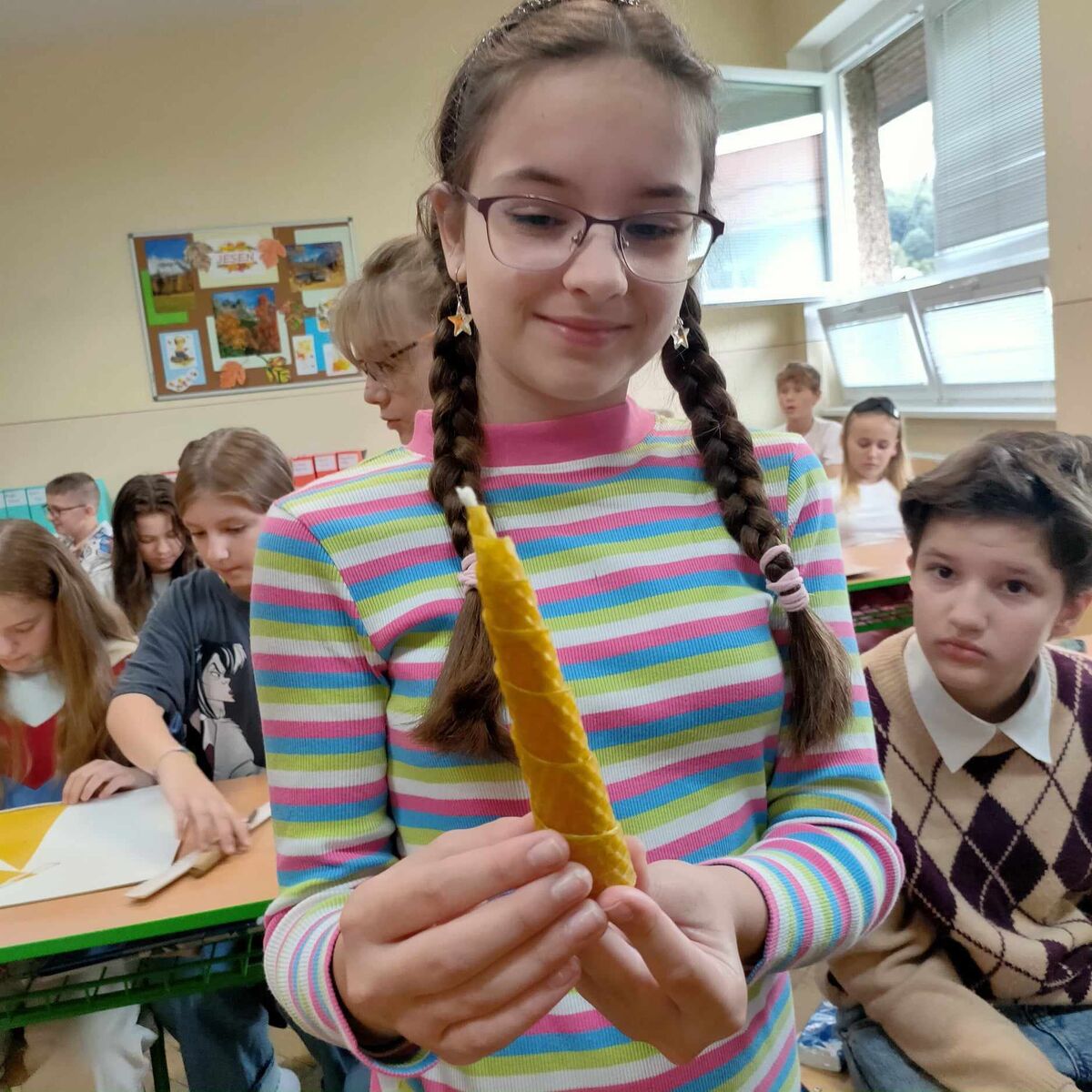 žiačka s hotovou sviečkou