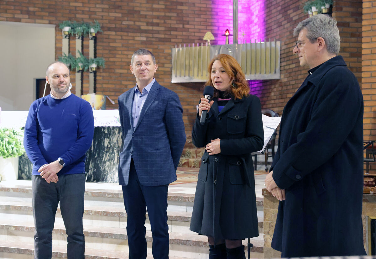 vľavo dekan Radovan Čulák farár farnosti Zborov nad Bystricou Ján Uskoba riaditeľka Kysuckého kultúrneho strediska v Čadci Silvia Kajanková dekan Peter Holbička