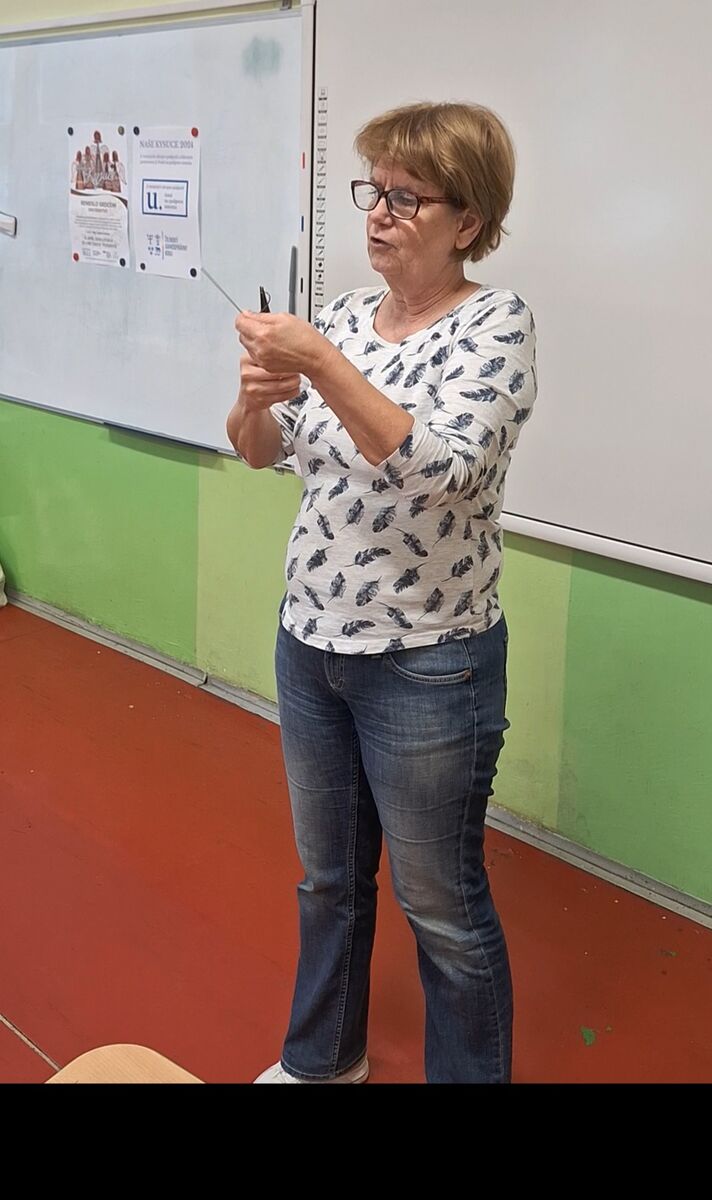 Lektorka pri vysvetľovaní. 1