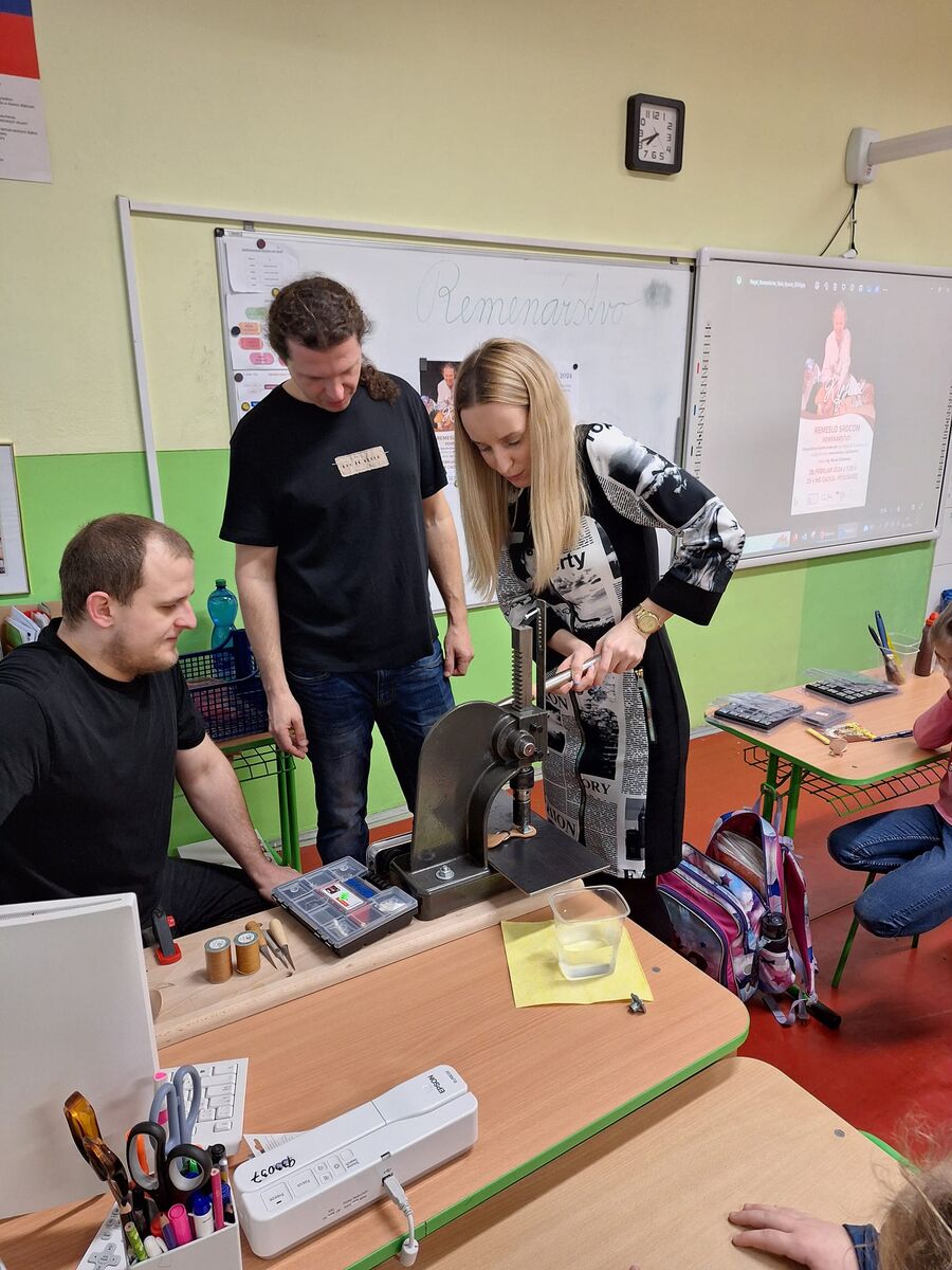 Učiteľka Baroniakova pri razení monogramu