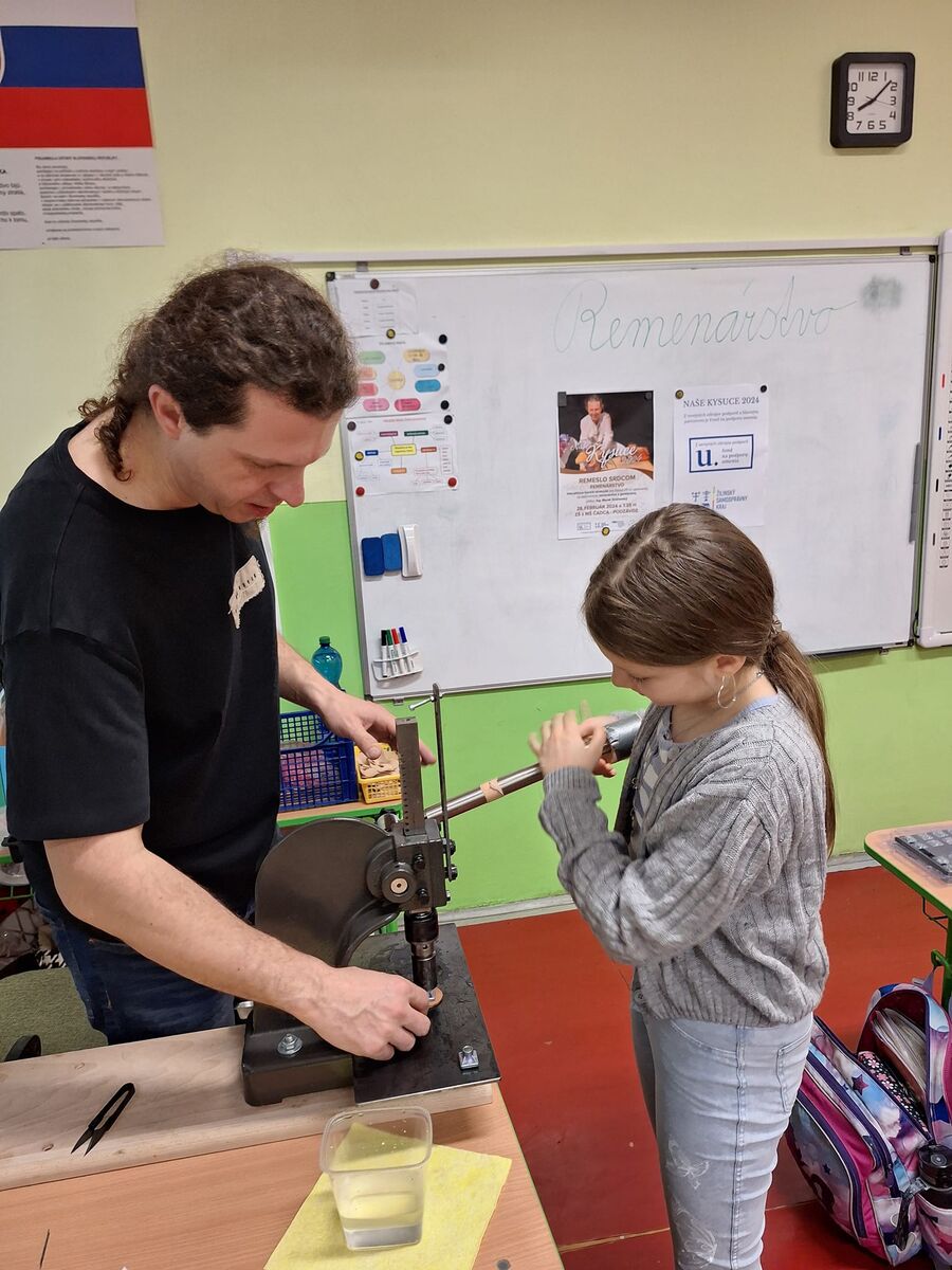 žiačka pri razení monogramu na kľúčenku 1