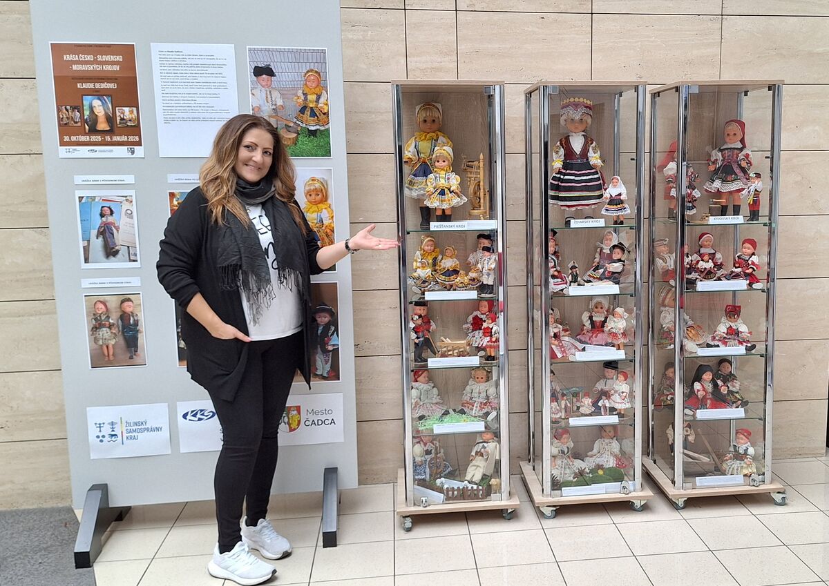 Pani Klaudia Dedičová a jej ybierka bábik v krojijpg