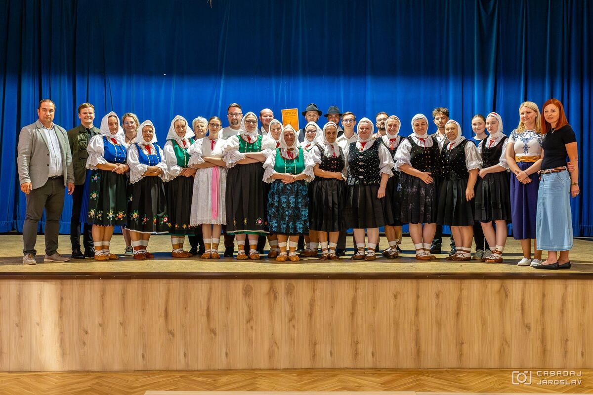 Spoločná foto súťažiacich porotcov organizátorovjpg