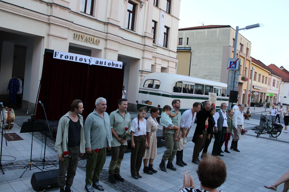 Frontový autobus R Mankovecký T Grega M Frkáň M Tóčik Knoppová O Daniš R Sanitra J Smutný M Ďuriš V Rohoň L Letková D Výrostek Misárová M Chmelanová