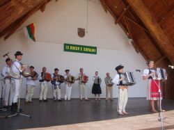 Skalitský heligónkar Roman Capek každoročne pozve na pódium svojich kamarátov muzikantov - tento rok ich bolo jubilejných 15