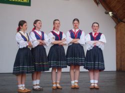 Dievčenská spevácka skupina FS Drevár z Krásna nad Kysucou spieva pod vedením Zuzany Gacíkovej (druhá zľava)