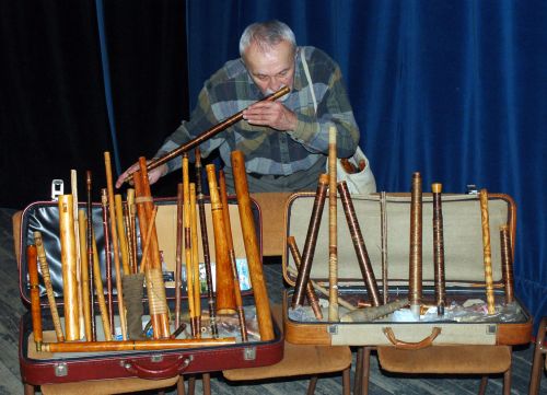 V&yacute;robca a muzikant Bartolomej Gern&aacute;t z Turzovky so svojimi pokladmi