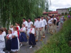 Po dlh&scaron;om čase bol obnoven&yacute; sl&aacute;vnostn&yacute; sprievod obcou pred galaprogramom - na sn&iacute;mke členovia folkl&oacute;rnej skupiny zo susedn&eacute;ho Čierneho, v popred&iacute; deti z DFS Kelčovan