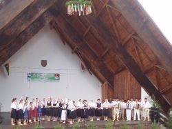 Program otvorili susedsk&yacute;ch pozdravom folkl&oacute;rne skupiny zo Svrčinovca a Čierneho