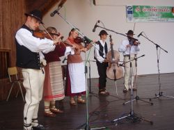 Ľudov&aacute; hudba folkl&oacute;rneho s&uacute;boru Dolina Popradu z poľskej Piwnicznej