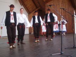 Dolina Popradu predstavila miestami až veľmi autentick&yacute; folkl&oacute;r :-) Čiernych Goralov spoza Tatier