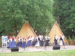 Vyst&uacute;penie DFS O&scaron;čadnička na celoslovenskom festivale choreografi&iacute; detsk&yacute;ch folkl&oacute;rnych s&uacute;borov v Likavke - porotu zaujala najm&auml; jej mal&aacute; dreven&aacute; muzička