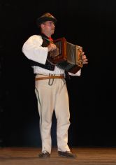 Miro Bízik z Vajčovskej muziky ovláda ja heligónku